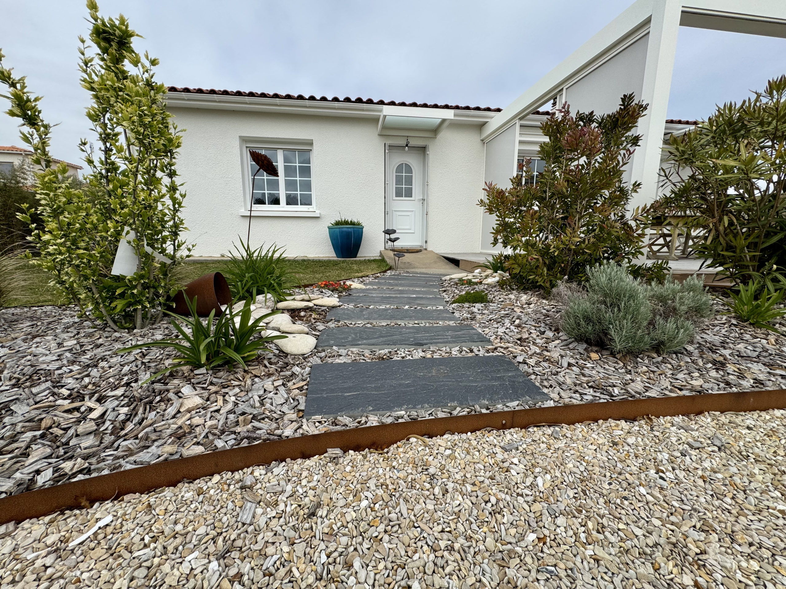 Aménagement d&rsquo;un jardin d&rsquo;accueil & Création d&rsquo;un parking