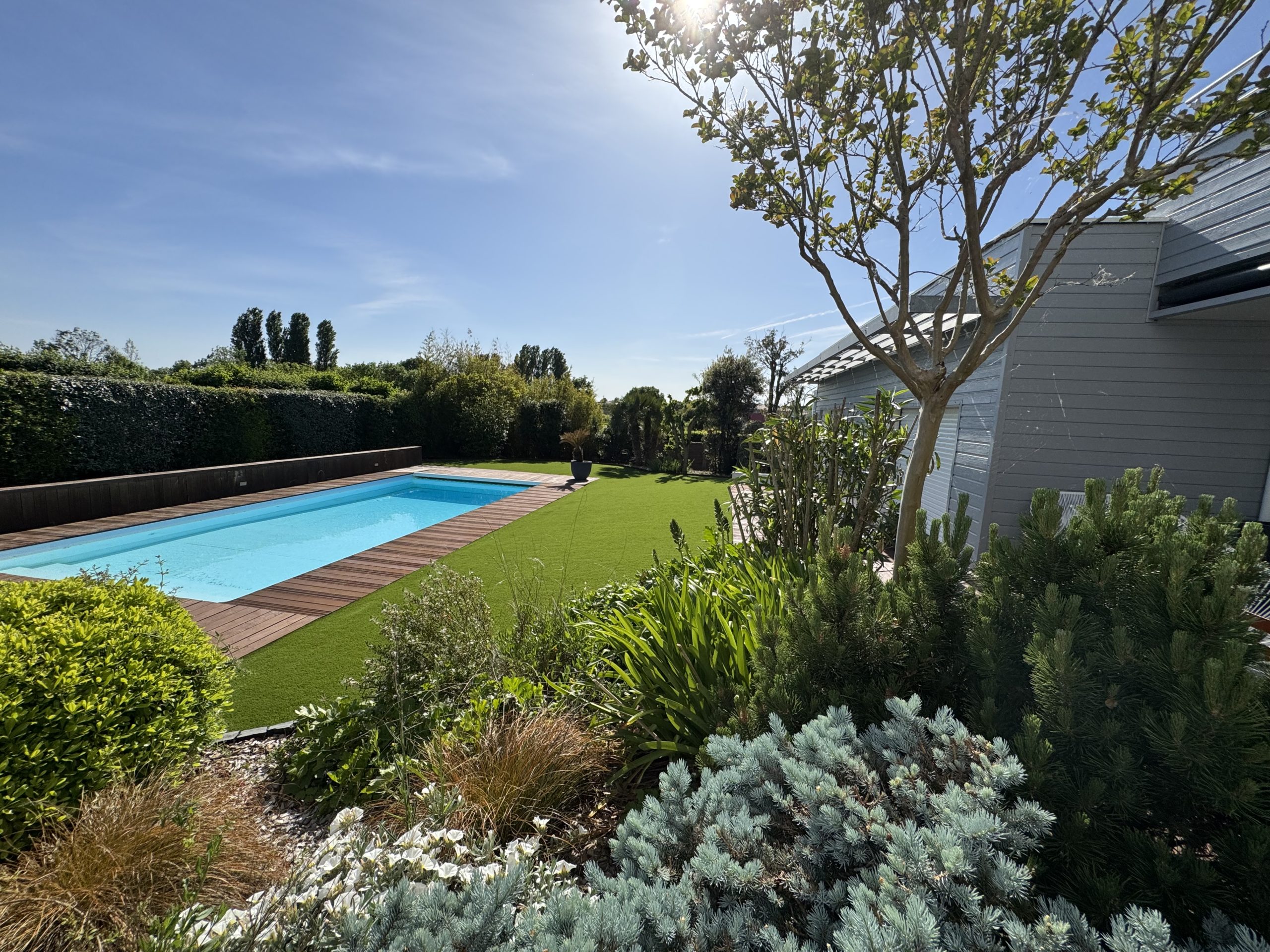 Aménagement extérieur de villa contemporaine à Châtelaillon-Plage